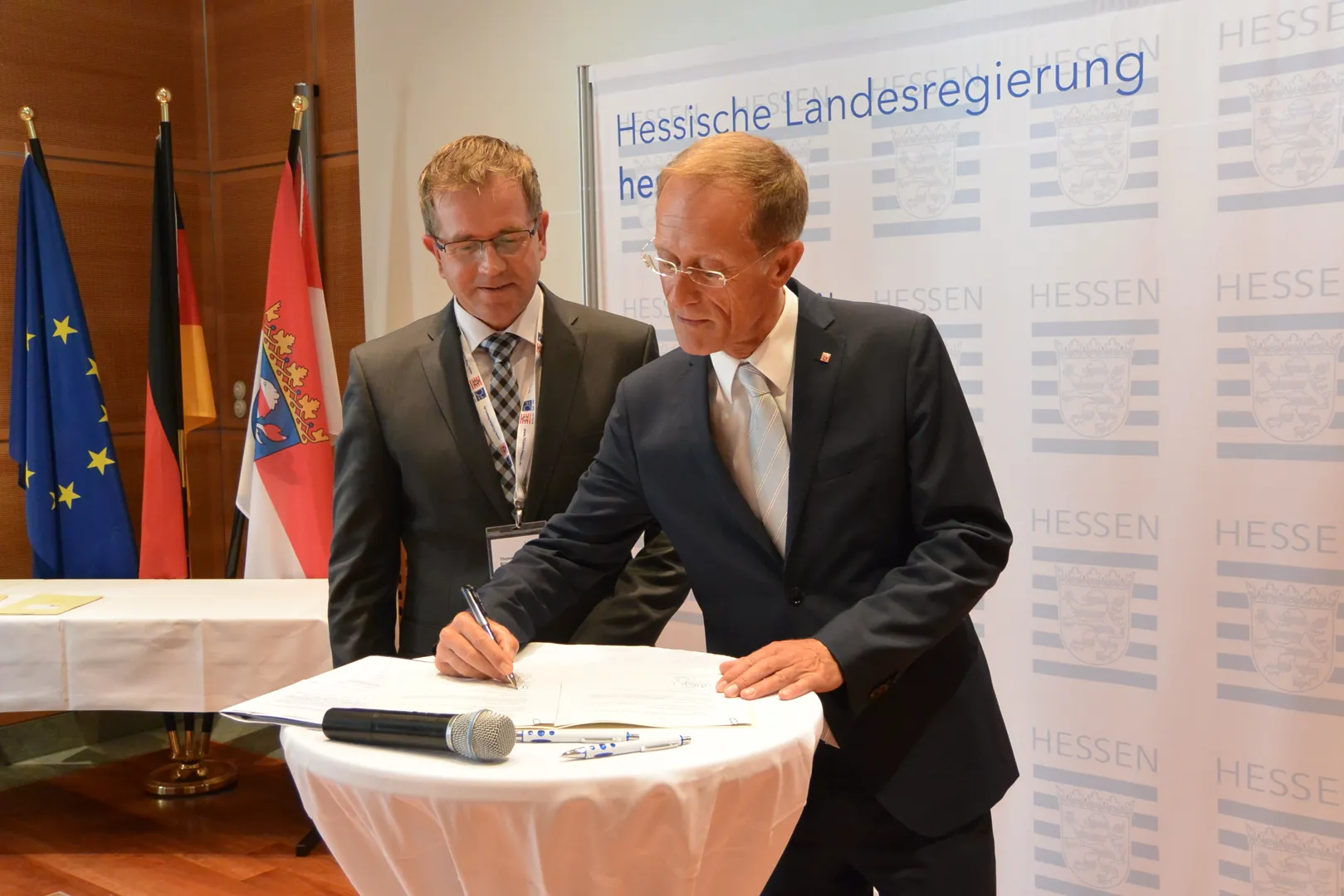 Staatsminister Axel Wintermeyer (re.) mit Bürgermeister Thomas Scholz aus Mengerskirchen. Foto: Hessische Staatskanzlei